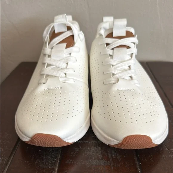 Steve Madden White Perforated Sneakers with Tan Accents Men’s Size 8 NWOT - Picture 2 of 8